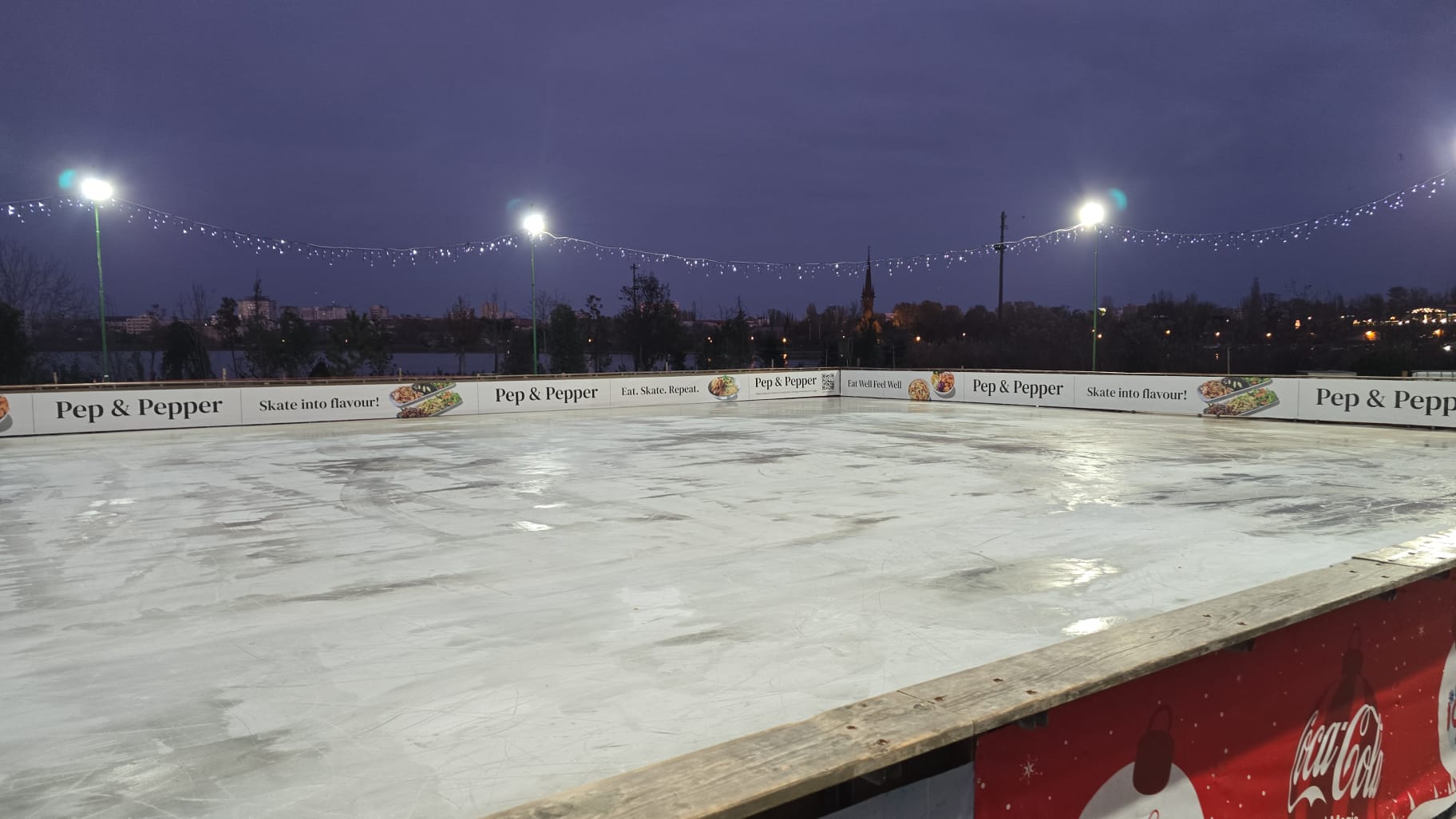 Gheața patinoarului la lăsarea serii