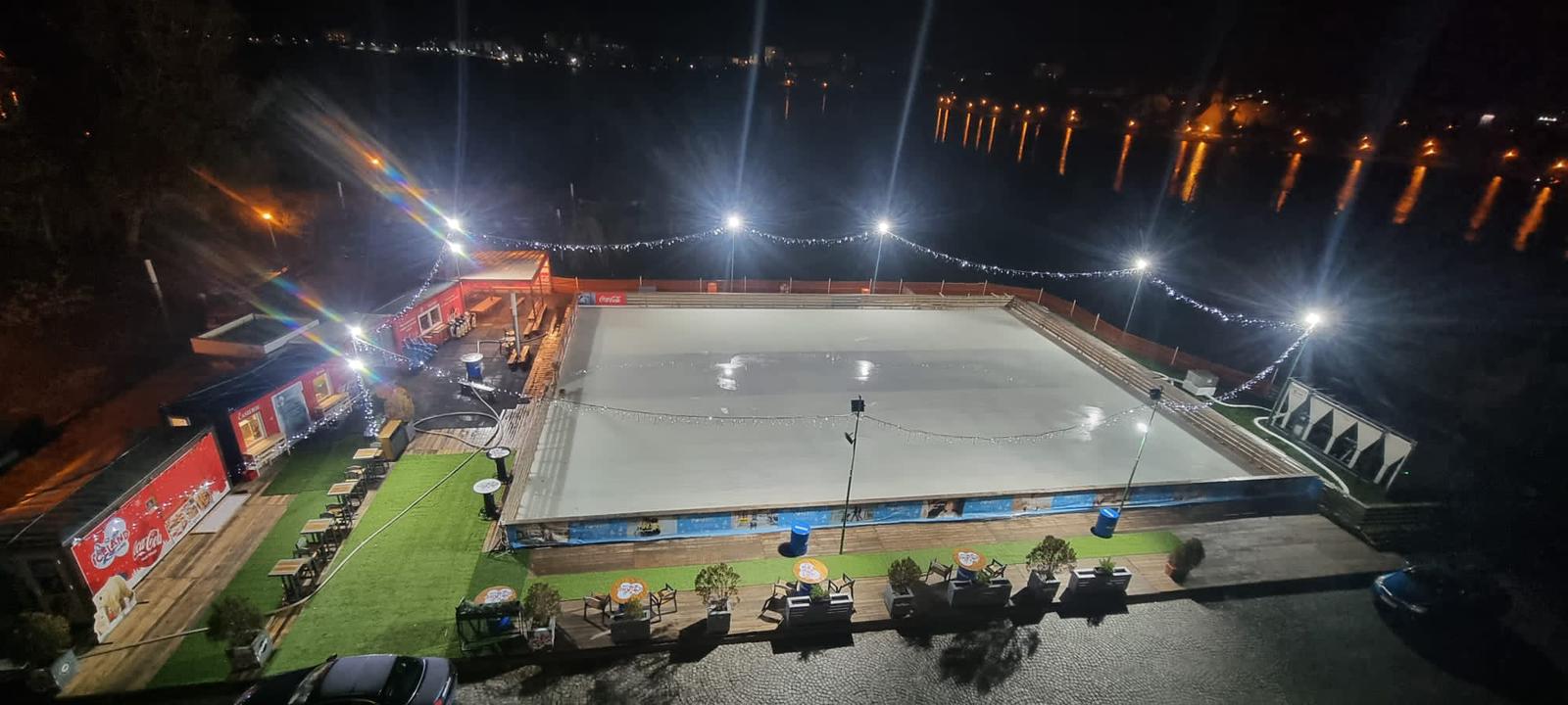 Panoramă aeriană a unui patinoar iluminat, noaptea