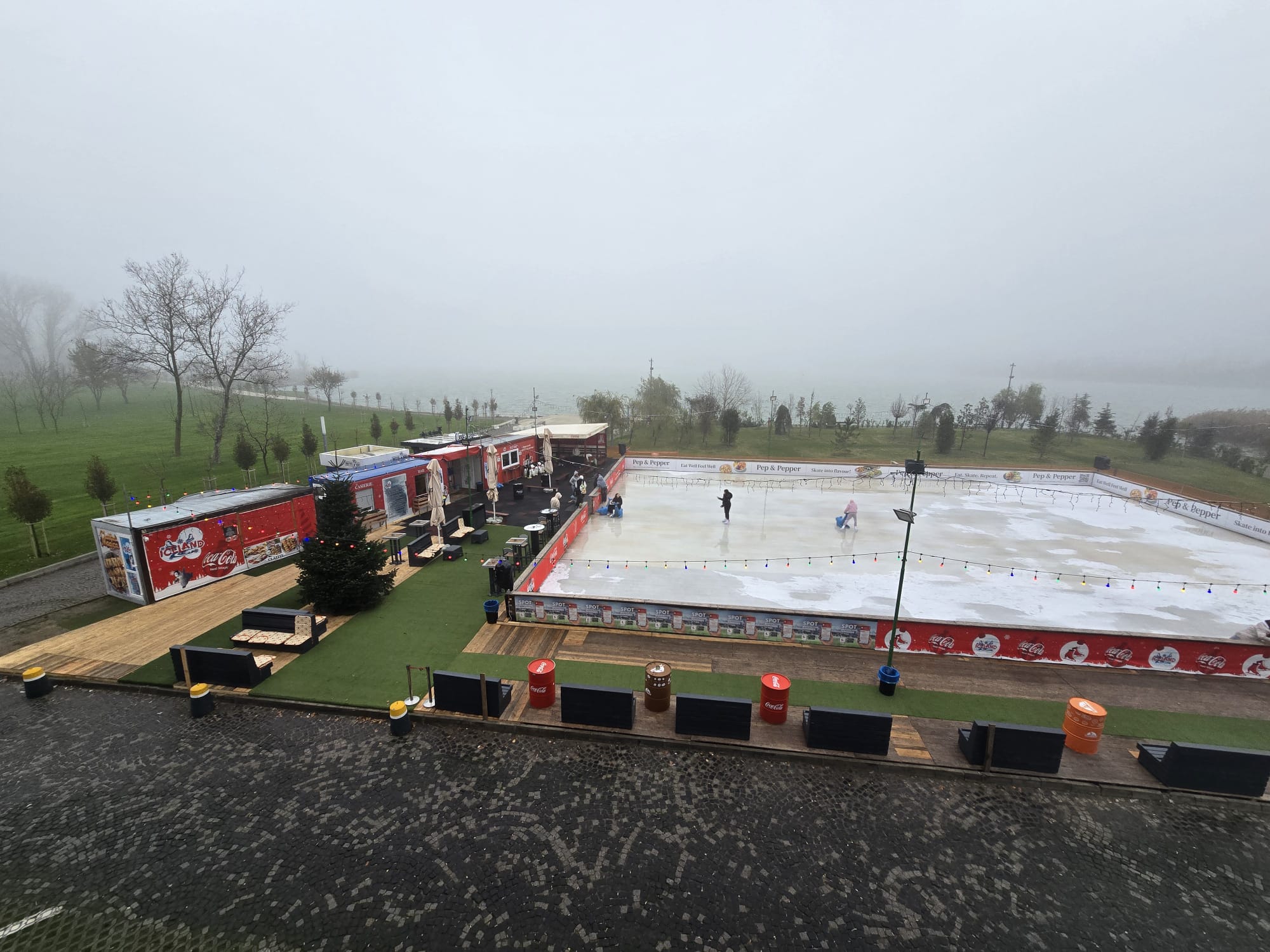 Patinoar amenajat complet, cu terasă și casierie, vedere de sus