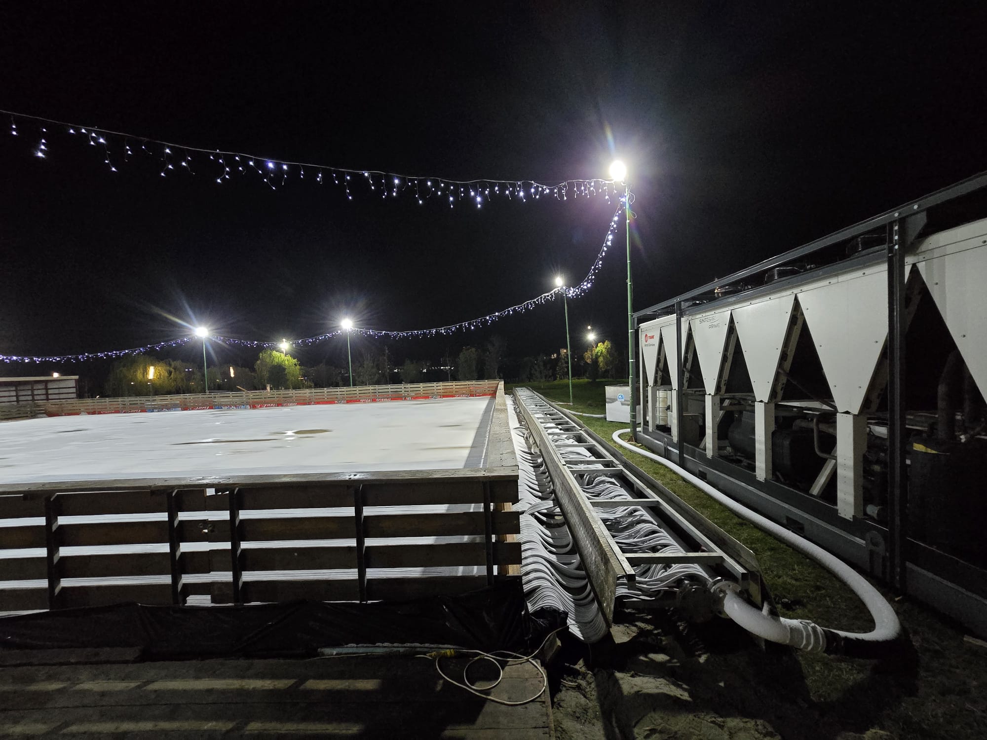 Detaliu cu sistemul de răcire al patinoarului, noaptea