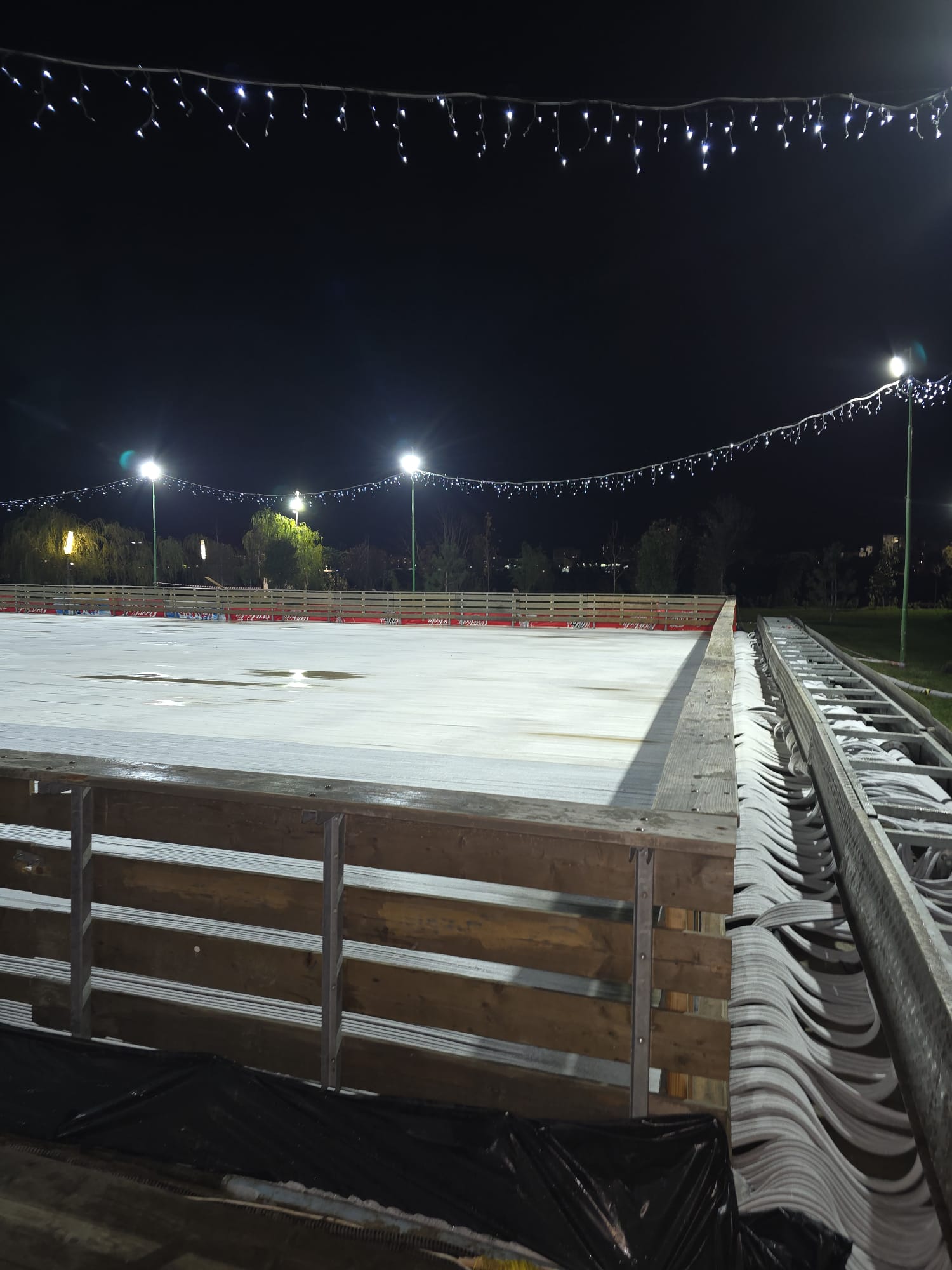 Marginea patinoarului cu instalația de răcire și luminițe, noaptea